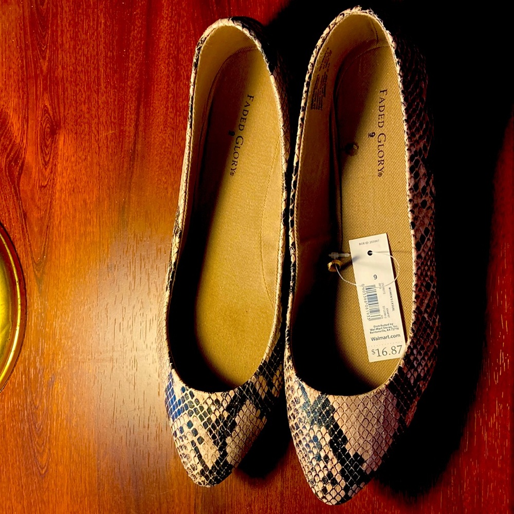 NWT - Faux snake skin flats